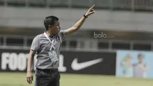 Pelatih Bali United, Widodo Cahyono Putro, memberikan arahan kepada anak asuhnya saat melawan PS TNI  pada laga lanjutan liga 1 di Stadion Pakansari, Bogor, Senin (10/7/2017). Bali United menang 4-3 atas PS TNI. (Bola.com/M Iqbal Ichsan)