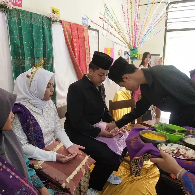 Tradisi Lebaran Masyarakat Melayu Tepuk Tepung Tawar