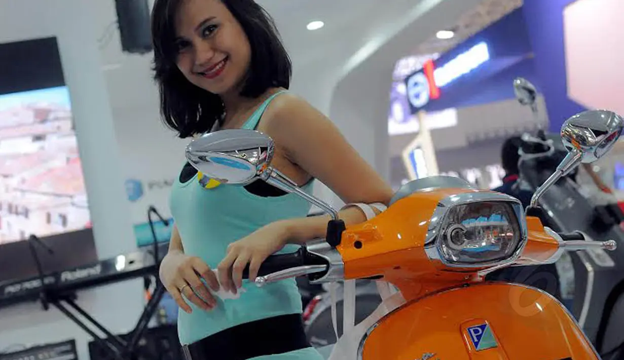  Seorang SPG cantik selalu siap memberikan senyum manisnya pada para pengunjung di arena PRJ yang digelar di Kemayoran, Jakarta sejak Jumat (06/06/14) (Liputan6.com/Faisal R Syam) 