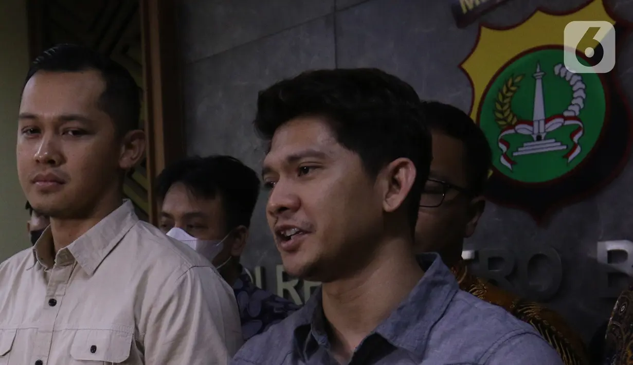 Aktor Iko Uwais memberikan keterangan seusai memenuhi panggilan Kepolisian Resor Metro Bekasi Kota pada Jumat (17/6/2022). Iko Uwais bersama satu terlapor lainnya, Firmansyah, diperiksa selama empat jam di ruangan Satuan Reserse Kriminal Polres Metro Bekasi Kota. (Liputan6.com/Herman Zakharia)