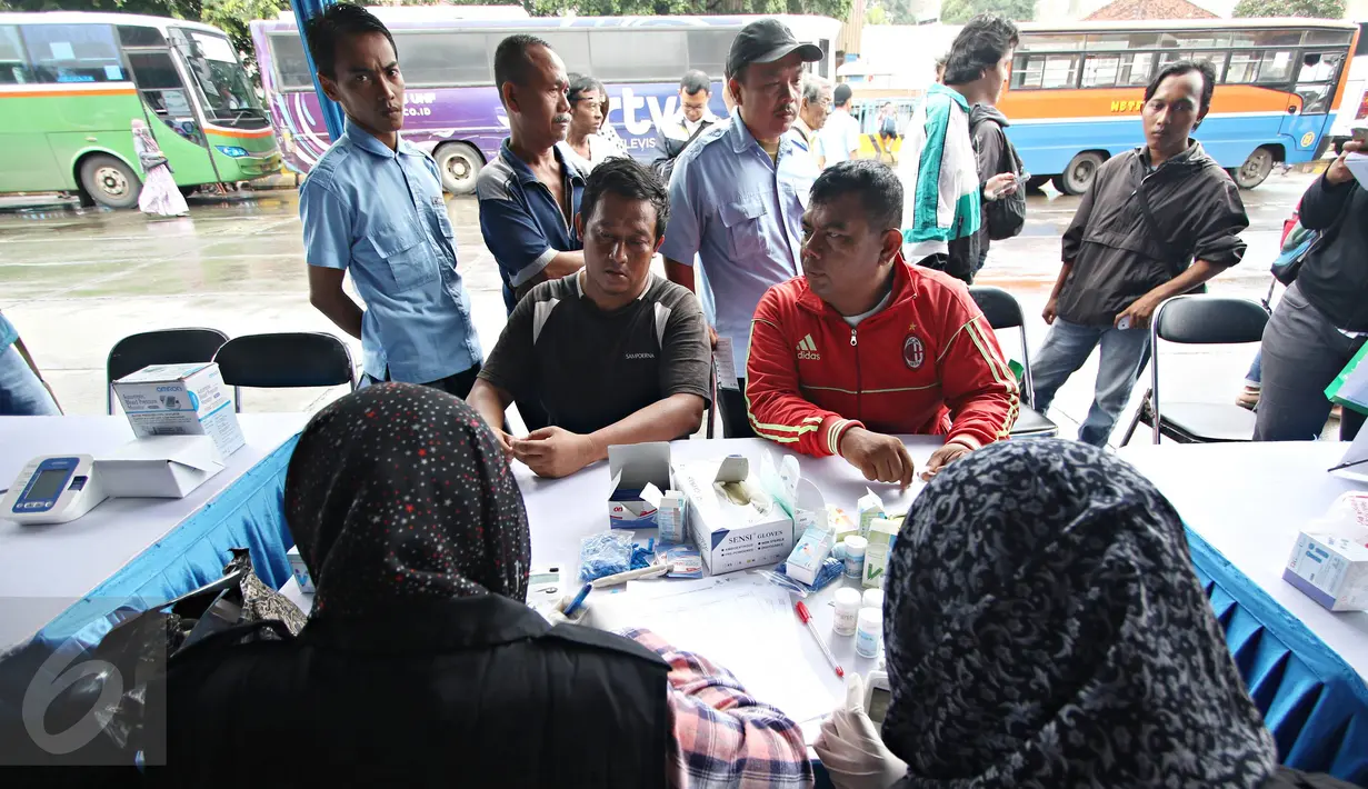 Sejumlah sopir angkutan umum mengantre untuk memeriksa kesehatan gratis di Terminal Blok M, Jakarta, Selasa (2/2). Pemeriksaan kesehatan itu guna memastikan kondisi kesehatan para sopir sebelum menjalankan aktifitasnya. (Liputan6.com/Immanuel Antonius)