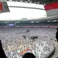 Pendukung pasangan Capres dan Cawapres nomor urut 01, Jokowi - Ma'ruf Amin saat mengikuti kampanye akbar di Stadion Gelora Bung Karno (SGBK), Jakarta, Sabtu (13/4). Kampanye akbar tersebut bertajuk konser putih bersatu. (Liputan6.com/Angga Yuniar)