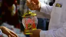 Seorang pria memeriksa lentera Ramadan yang akan dibelinya di salah satu kios di pasar Kota Gaza, Kamis (25/5). Warga Palestina merayakan datangnya bulan puasa dengan memasang lentera tradisional khas Ramadan sebagai dekorasi rumah. (AP Photo/Adel Hana)
