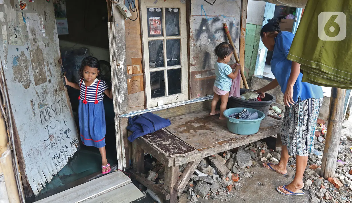 Aktivitas warga di permukiman padat kawasan Muara Angke, Jakarta, Rabu (5/2/2020). Berdasarkan laporan Bank Dunia yang berjudul Aspiring Indonesia-Expanding the Middle Class menyebutkan ada 115 juta atau 45 persen penduduk Indonesia rentan kembali miskin. (Liputan6.com/Herman Zakharia)