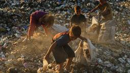 Banyak keluarga kesulitan bertahan hidup dalam kondisi serba kekurangan, yang membuat sebagian anak terpaksa bekerja atau mengemis. (AP Photo/Jehad Alshrafi)