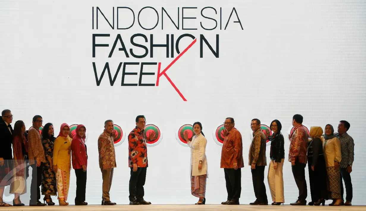 Menteri PMK, Puan Maharani dan Ketua DPD Irman Gusman membuka secara simbolis perhelatan Indonesia Fashion Week (IFW) 2016 di Jakarta Convention Center, Kamis (10/3). Perhelatan IFW 2016 ini akan digelar hingga 13 Maret 2016. (Liputan6.com/Faizal Fanani)