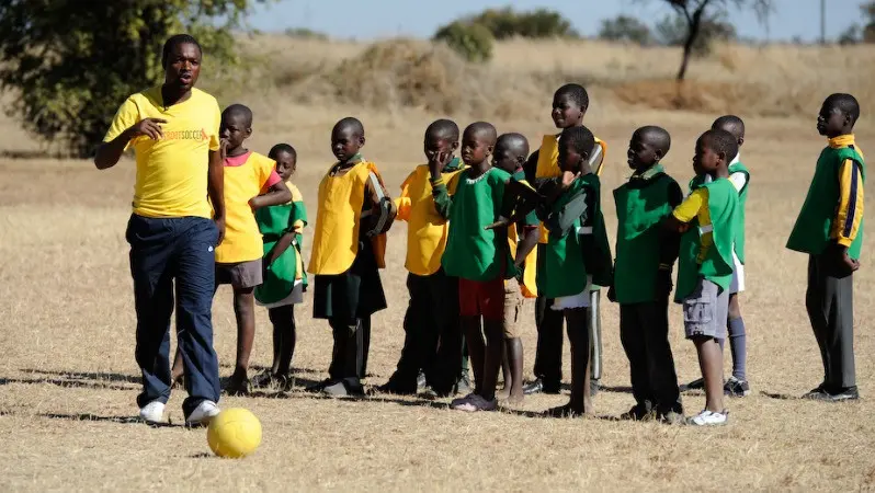 Cuplikan kegiatan Grassroot Soccer (sumber: Grassroot Soccer)