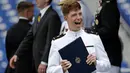 Ekspresi salah satu lulusan tim purna US Naval Academy setelah menerima ijazahnya saat upacara kelulusan di Annapolis, Maryland, (26/5). Siswa di akademi ini menjalani masa pendidikan selama empat tahun. (AP Photo / Patrick Semansky)