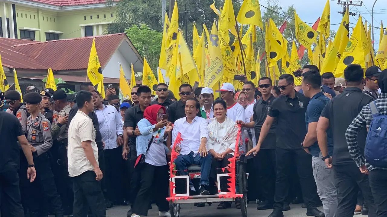 Jokowi ditemani Iriana memilih menaiki becak menuju lokasi kampanye. (Liputan6.com/Lizsa Egeham)