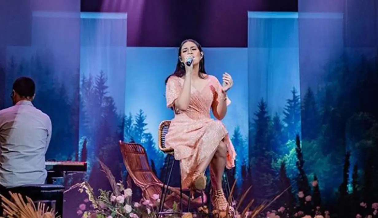 Wanita kelahiran 1990 ini menggunakan dress simple berwarna pink dipadukan heels warna nude. (Liputan6.com/IG/@raisa6690)