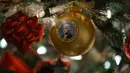 Sebuah ornamen dengan gambar Presiden George Washington menghiasi salah satu pohon Natal di Gedung Putih, Washington DC, Senin (26/11). Tema dekorasi yang diangkat tahun 2018 ini adalah 'American Treasures'. (AP/Carolyn Kaster)