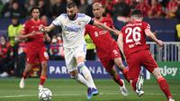 Striker Real Madrid Karim Benzema (kiri) mengontrol bola saat&nbsp;dikawal bek Liverpool Andrew Robertson&nbsp;dalam laga final Liga Champions di Stadion&nbsp;Stade de France, Prancis, Minggu (29/5/2022) dini hari WIB. Kick-off laga ini sempat ditunda 36 menit.&nbsp;(Anne-Christine POUJOULAT / AFP)