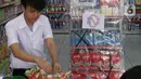 Produk Prancis yang diboikot di sebuah minimarket di Tangerang, Banten, Kamis (5/11/2020). Pemboikotan produk tersebut merupakan bentuk protes dan kecaman terhadap pernyataan Presiden Prancis Emmanuel Macron yang dianggap menghina Nabi Muhammad SAW dan umat Islam. (Liputan6.com/Angga Yuniar)