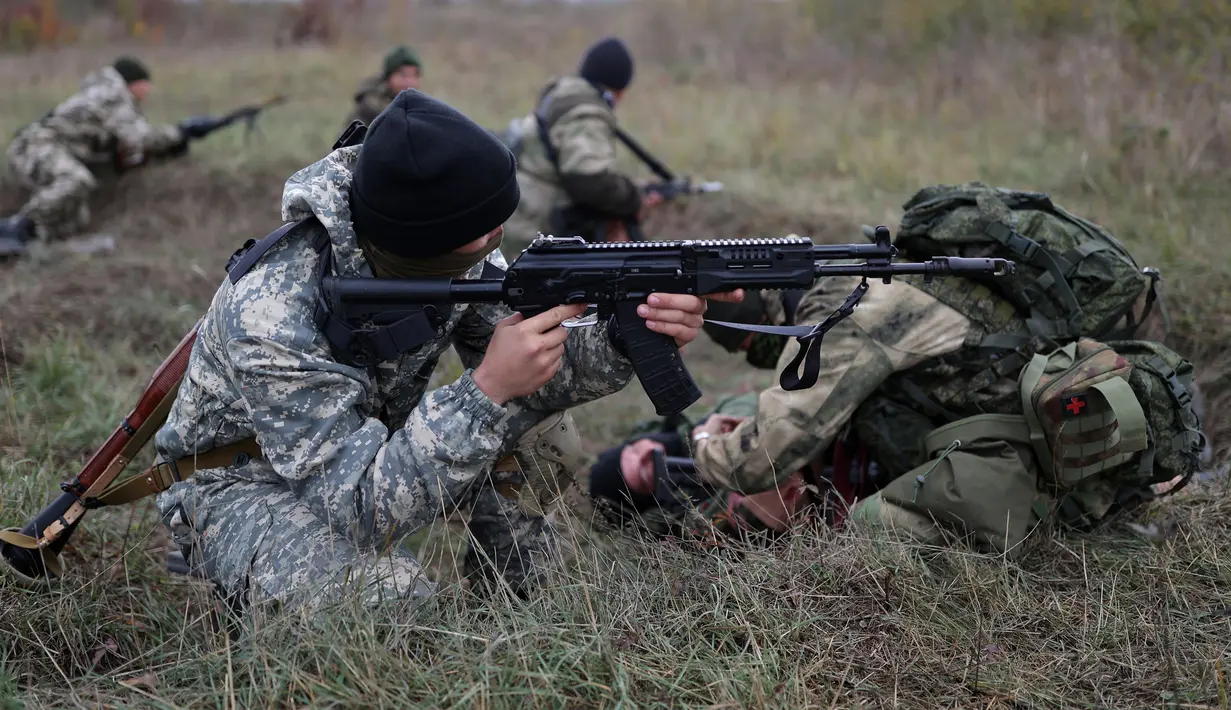 Rekrutan memegang senjata saat pelatihan militer di lapangan tembak di wilayah Krasnodar, Rusia, 21 Oktober 2022. Presiden Rusia Vladimir Putin beberapa waktu lalu mengumumkan mobilisasi militer parsial. Akan ada 300.000 tentara cadangan dikirim berperang ke Ukraina. (AP Photo)