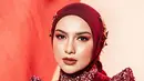 Perayaan 17 Agustus identik dengan nuansa merah. Bisa pilih makeup monokromatik merah seperti tampilan Irish Bella satu ini. [@riomotret]