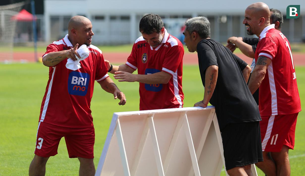 <p>Legenda sepak bola Brasil, Roberto Carlos beraksi sebagai pelatih pada Fourfeo Mini Tournament yang diikuti pemain U-16 saat BRImo Future Garuda di Stadion Madya Senayan, Jakarta, Kamis (01/06/2023). (Bola.com/Bagaskara Lazuardi)</p>