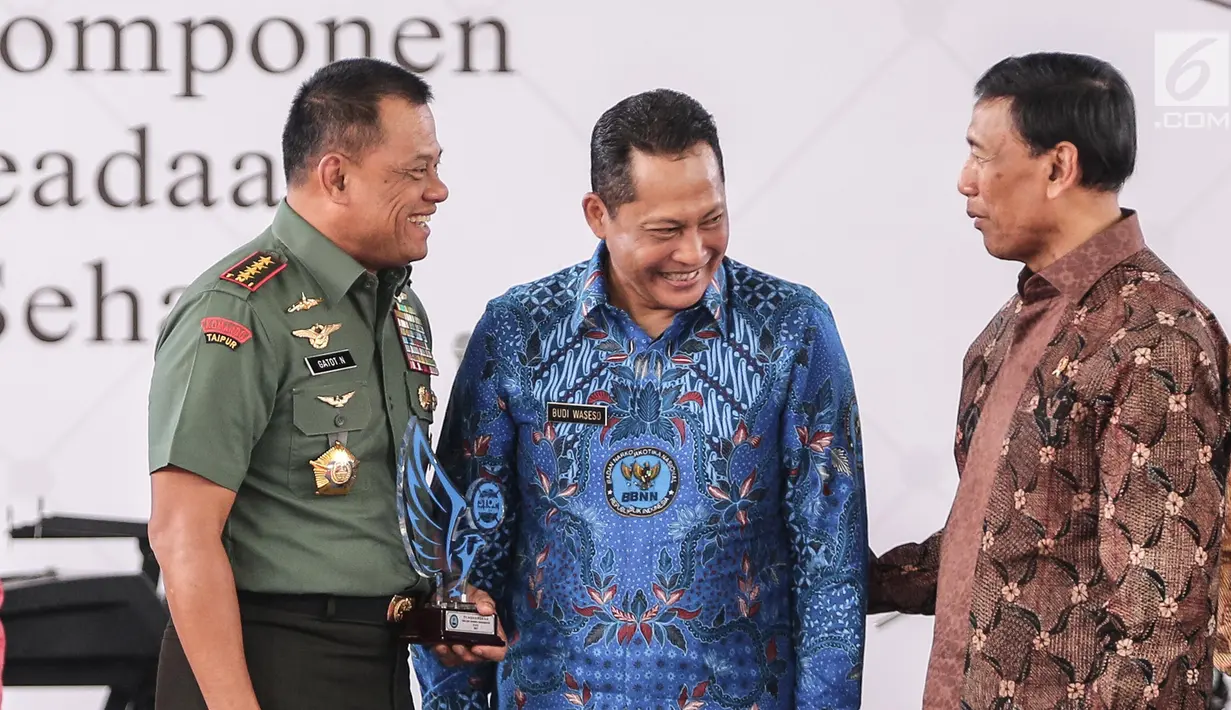 (ki-ka) Panglima TNI Gatot Nurmantyo, Kepala Badan Narkotika Nasional (BNN), Komjen Pol Budi Waseso, Menko Polhukam Wiranto  berbincang dalam puncak peringatan HANI, Jakarta, Kamis (13/7). (Liputan6.com/Faizal Fanani)