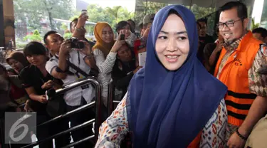 Pasangan suami-istri tersangka suap di Mahkamah Konstitusi Budi Antoni Aljufri (kanan) dan Suzanna keluar dari gedung KPK usai menjalani pemeriksaan, Jakarta, Rabu (22/7/2015). (Liputan6.com/Helmi Afandi)