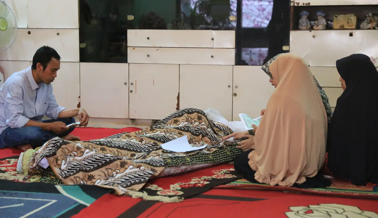 Kabar duka kembali menyelimuti dunia hiburan. Pelawak senior Cahyono menghembuskan napas terakhirnya pada Kamis (25/5/2017) sekitar pukul 12.00 WIB.  (Adrian Putra/Bintang.com)