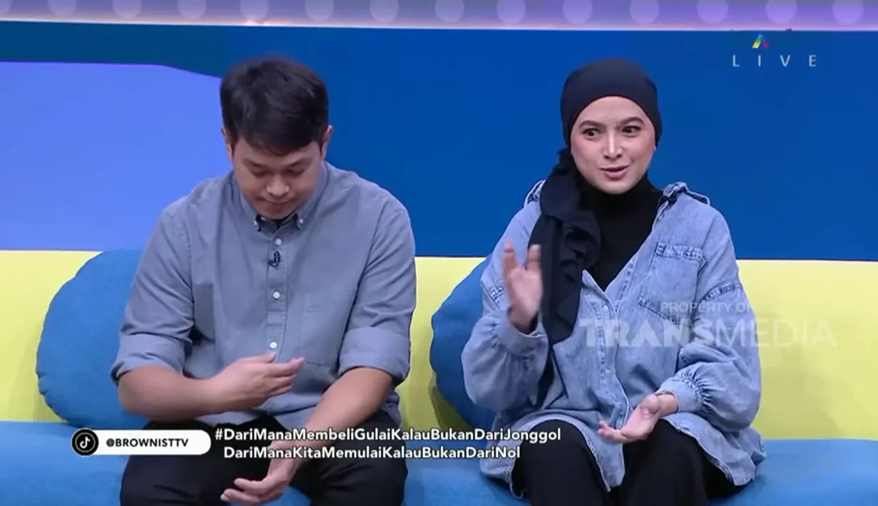 "Jualan itu sebenarnya iseng-iseng. Tiap hari mikirin kasih bekel buat anak. Iseng-iseng aku foto, update status, tiba-tiba ada ibu-ibu anak sekolahan 'mau dong, nitip,' lama-lama kok banyak ya, ya udah gue jualan aja, masukin kantin," kata Andhara seperti dilansir dari kanal Youtube TRANS TV Official. [Youtube/TRANS TV Official]