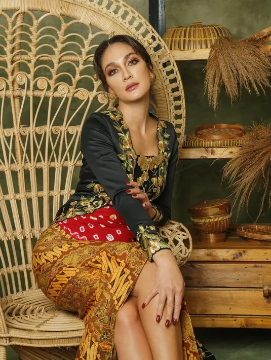 Kebaya hijau tua dengan bordir flora sepanjang garis pinggir hingga ke bawah, bernuansa keemasan membuat Luna Maya tak hanya tampil ayu bak perempuan Jawa tulen, tapi juga megah. [Foto: Instagram/doleytobing]