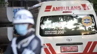 Mobil ambulans Dinkes Kota Depok tiba di ruang isolasi Gedung Mawar RSPI Prof. Dr. Sulianti Saroso, Jakarta, Senin (2/3/2020). Mobil ambulans Dinkes Kota Depok  yang diketahui membawa kerabat dari dua warga Depok yang positif Corona untuk diperiksa secara intensif. (merdeka.com/Iqbal S. Nugroho)