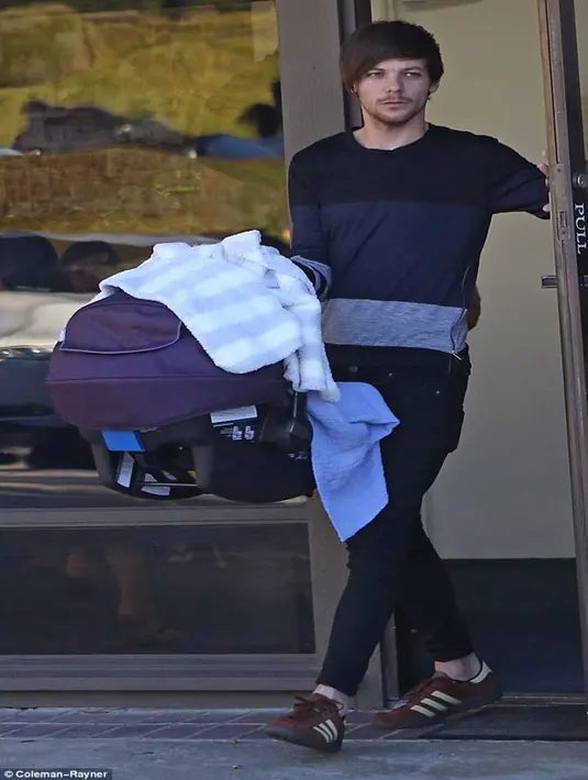 Selain itu, Louis juga sangat merindukan momen kebersamaanya dengan sang buah hati. Contohnya, seperti dirinya mengganti popok Freddie. (Dailymail/Bintang.com)