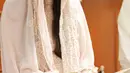 Nabila Syakieb si calon pengantin sendiri terlihat sangat cantik dengan kerudung yang menutup kepalanya. Ia pun sangat khusyuk dalam memanjatkan doa untuk pernikahannya yang sudah di depan mata tersebut. (Ruben Silitonga/Bintang.com)