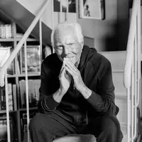 Rumah mode Armani mengonfirmasi bahwa sang  berpulang dengan tenang di kediamannya, dikelilingi orang-orang terkasih. [Foto: IG/@outlandermagazine].