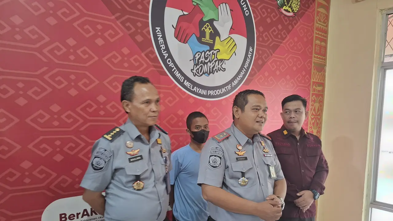 Kepala LPKA Kelas IIA Bandar Lampung, Anggit Yongki Setiawan saat jumpa pers penangkapan napi bocah yang kabur. Foto : (Liputan6.com/Ardi)
