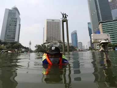 Petugas melakukan perawatan kolam Patung Selamat Datang Bundaran HI, Jakarta, Selasa(1/9/2020).Perawatan skala rutin dilakukan agar terhindar dari masalah kerusakan seperti lampu kolam, pipa berkarat, batu lantai kolam, dan lain-lain. (merdeka.com/Imam Buhori)