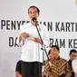 Presiden Joko Widodo atau Jokowi memberi pertanyaan kepada seorang wanita saat penyerahan KIP dan PKH di SMA Negeri 1 Palembang, Sumatra Selatan (22/1). (Liputan6.com/Pool/Biro Setpres)