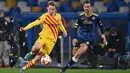 Gelandang Barcelona Frenkie De Jong berebut bola dengan gelandang Napoli Fabian Ruiz pada play-off fase gugur Liga Europa 2021/2022 di Stadion Diego Armando Maradona, Jumat (25/2/2022) dini hari WIB. Barcelona melaju ke babak 16 besar usai menang telak 4-2 di kandang Napoli. (ANDREAS SOLARO/AFP)
