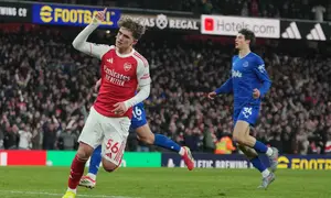 Pada masa injury time atau pada menit ke-90+7, giliran Max Dowman mencatat nama di papan skor sekaligus mengukir sejarah sebagai pencetak gol termuda dalam sejarah Premier League. Tampak dalam foto, pemain Arsenal, Max Dowman (kiri) merayakan golnya selama pertandingan lanjutan Premier League musim 2025/2026 melawan Everton di Emirates Stadium, Inggris, Sabtu 14 Maret 2026 waktu setempat atau Minggu (15/3/2026) dini hari WIB. (AP Photo/Kin Cheung)