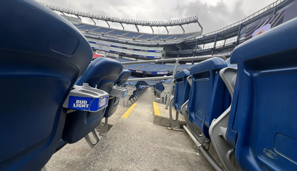 Deretan kursi penonton di Gillette Stadium, Foxborough, Boston, AS, tertata rapi saat persiapan menjelang pertandingan Piala Dunia 2026, Kamis (18/6/2026). Stadion yang menjadi salah satu venue Piala Dunia 2026 ini dilengkapi fasilitas penunjang di setiap kursi untuk meningkatkan kenyamanan penonton. (KLY Sports/Hery Kurniawan/Adv/Powerade)