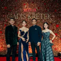 Para pemain Gadis Kretek tampil kompak dengan berwastra. Dian Sastrowardoyo, Arya Saloka, hingga Putri Marino tak hanya sukses membius para penonton dengan akting mereka di Gadis Kretek, melainkan juga gaya busana mereka di premiere Gadis Kretek. Seperti apa potretnya? [@hagaipakan]