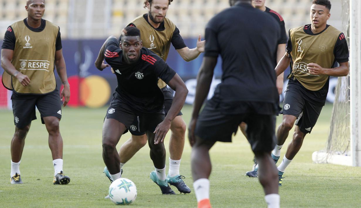 Gelandang Manchester United, Paul Pogba, menggiring bola saat mengikuti sesi latihan jelang laga Piala Super Eropa di Stadion Philip II, Skpje, Senin (7/8/2017). Manchester United akan bertanding melawan Real Madrid. (AP/Boris Grdanoski)