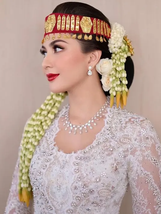 Lipstik merah khas Marlene juga membuat tampilan outstanding. Dengan rambut yang ditata tinggi untuk mengepaskan dengan aksesori sortali kreasi hairstylist Woko. [Foto: Instagram @woko_s]