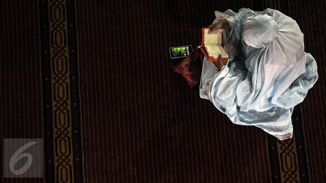 20160606-Puasa Hari Pertama, Warga Isi Waktu dengan Bertadarus di Masjid Istiqlal-Jakarta