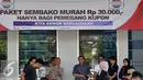 Direktur Utama Indosiar Visual Mandiri, Imam Sudjarwo (tengah) saat hadir dalam acara pembagian Paket  Sembako Murah oleh PT Indosiar Visual Mandiri  di Studio 5 Indosiar, Jakarta, (10/6). (Liputan6.com/Johan Tallo)