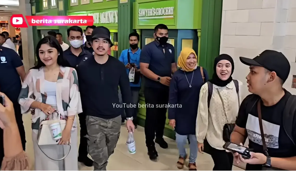 Kaesang dan istri tampak ramah melayani masyarakat yang mengajaknya foto. Momen tersebut terlihat dari unggahan video dari kanal Youtube berita surakarta. [Youtube/berita surakarta]
