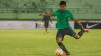 Bek timnas Indonesia, Fachrudin Aryanto, mengontrol bola saat latihan jelang laga persahabatan melawan Malaysia. (Bola.com/Vitalis Yogi Trisna)