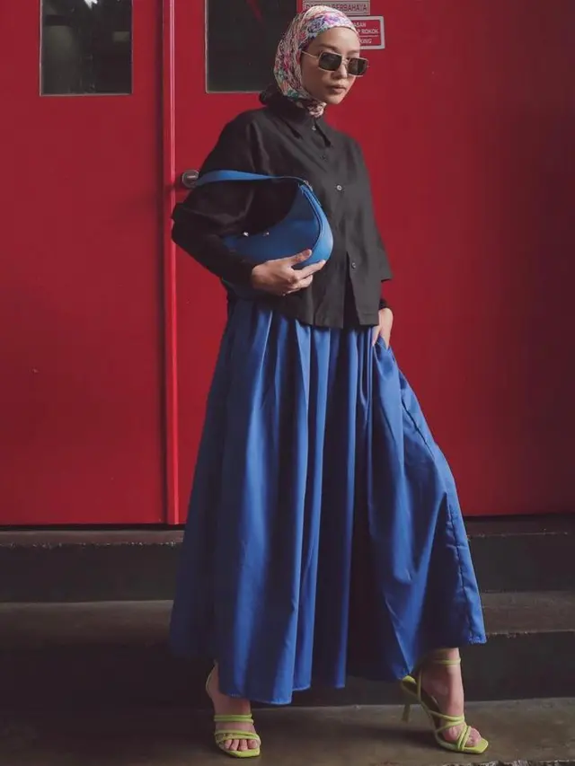 8 Ide OOTD Hijab dengan Kemeja Hitam dari Citra Kirana hingga Tya Ariestya