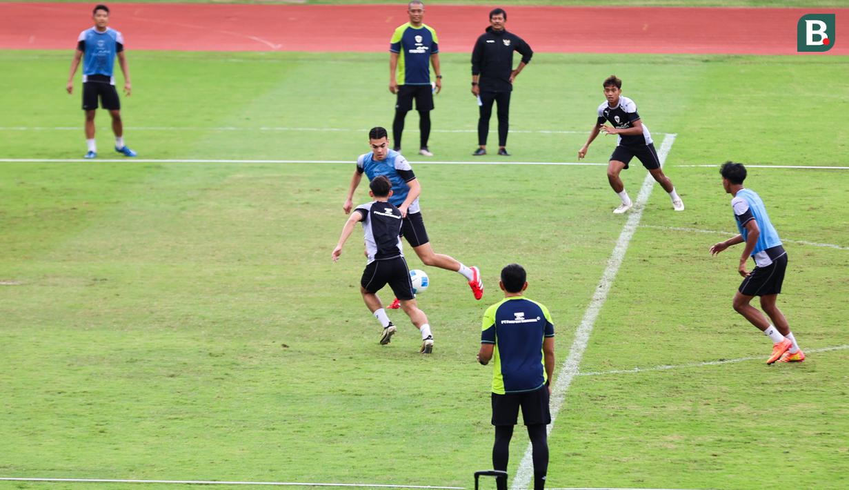 Suasana latihan Timnas Indonesia U-20 jelang piala Asia U-20 2025 di Stadion Madya, Gelora Bung Karno, Jakarta, Rabu (5/2/2025). (Bola.com/Abdul Aziz)