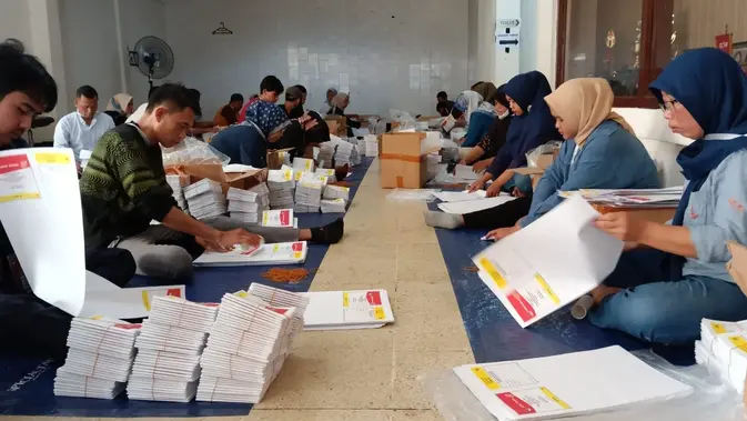 Ribuan warga Kota Bogor mulai melipat dan menyortir surat suara Pemilu 2024. (Liputan6.com/Achmad Sudarno)