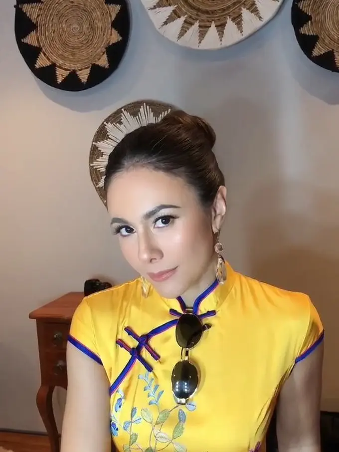 7 Potret Menawan Wulan Guritno Pakai Cheongsam, Tampil Makin Memesona
