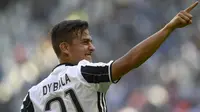 Striker Juventus, Paulo Dybala, merayakan gol yang dicetaknya ke gawang Crotone pada laga Serie A di Stadion Juventus, Turin, Minggu (21/5/2017). (AFP/Miguel Medina)