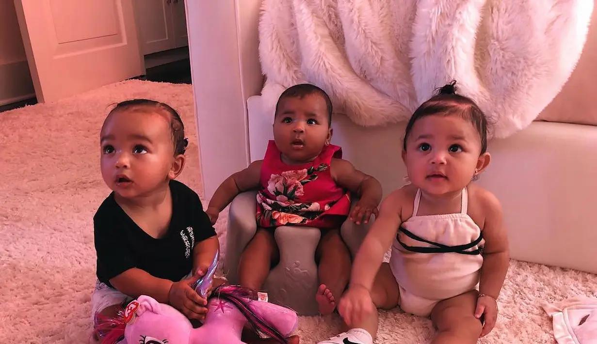 Dalam foto tersebut, Kim menyebut ke tiga bayi tersebut sebagai kembar tiga. (instagram/kimkardashian)
