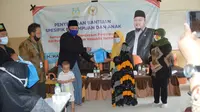 Anggota DPR Hasani Bin Zuber memberikan bantuan kepada Ibu hamil. ia didampingi Agus Wiranto.