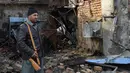 Petugas polisi berjaga di lokasi ledakan bom mobil di sebuah restoran Prancis di Kabul, Afganistan, Sabtu (2/1/2016). Akibatnya, dua orang tewas dan 15 lainnya luka-luka. (AFP PHOTO/Wakil Kohsar)